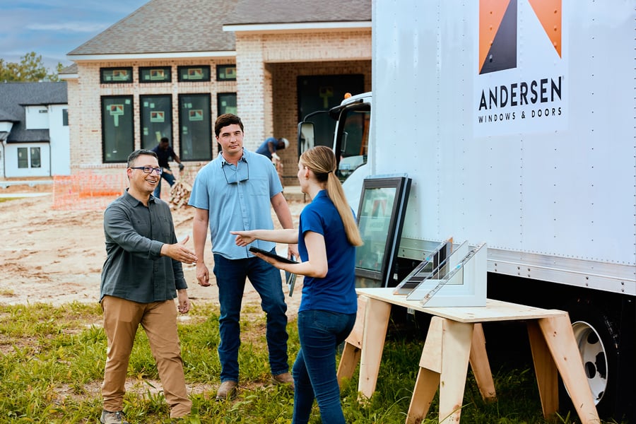 Andersen Expert meeting with contractors on job site